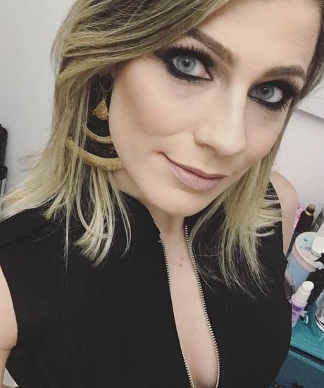 lauratavora ポルノスター ヌード 写真