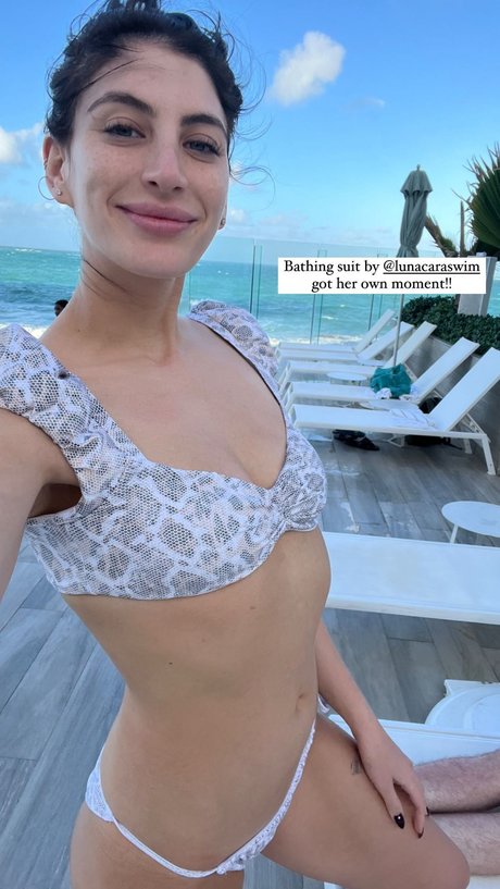 Ariana Basseri 無料女優 写真