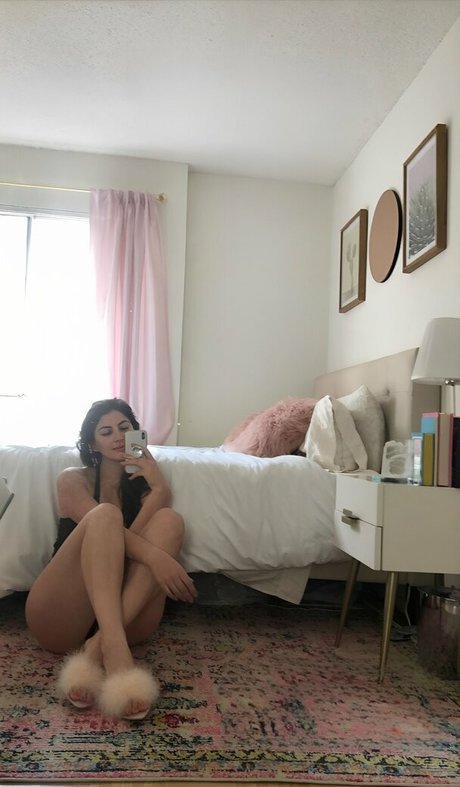 Ariana Basseri XXXモデル 写真