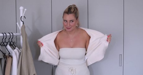 ポニーテールオンリーファンズ ホットセクシー 写真