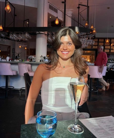 主観視点の手コキOnlyFans 美しい裸 画像