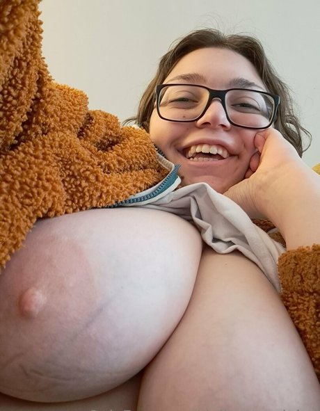 巨乳ブルネットオンリーファンズ 裸 画像