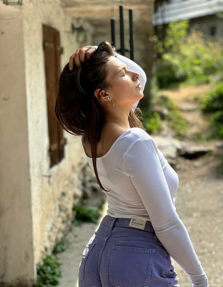 裸の熟女オンリーファンズ 美しいヌード 写真