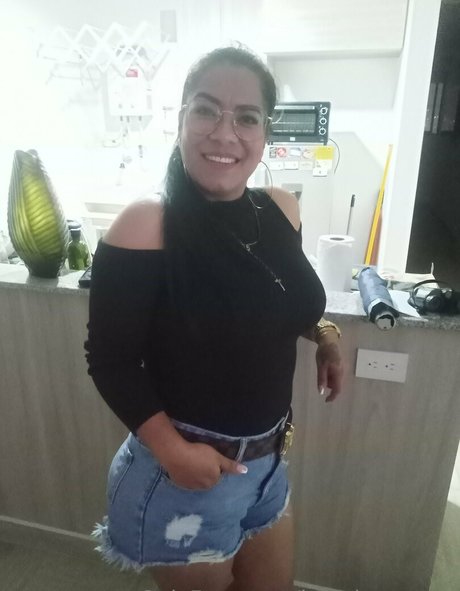 若い黒人女性オンリーファンズ 裸 写真