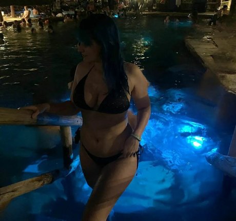 巨乳ブルネットオンリーファンズ えろた 写真