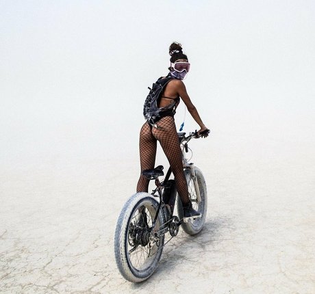 Francesca Pey 裸モデル 写真