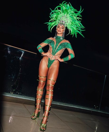 Gabriela Versiani ポルノスター 裸 ギャラリー