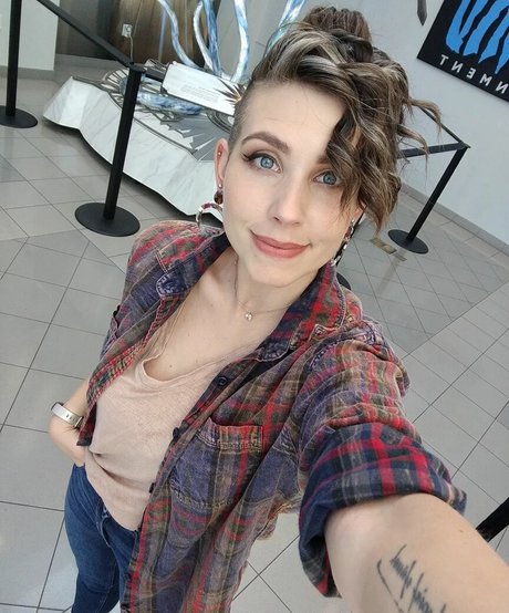 Soe Gschwind セクシーモデル 写真