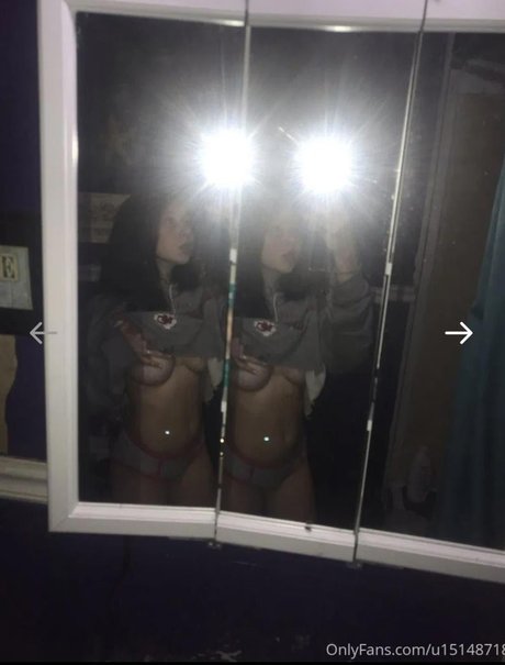 毛深い足のOnlyFans 無料ヌード ギャラリー