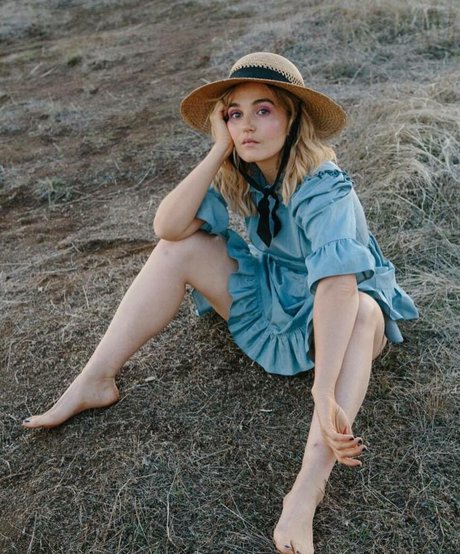 Chloe Fineman ヌードスター 写真