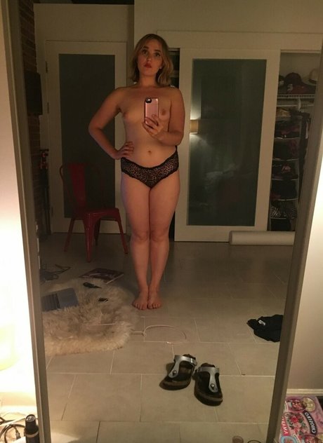 Chloe Fineman 美しいモデル ギャラリー