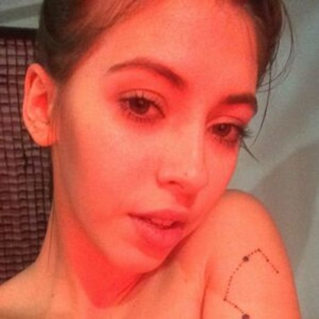 Avery Nona 素敵なモデル 写真