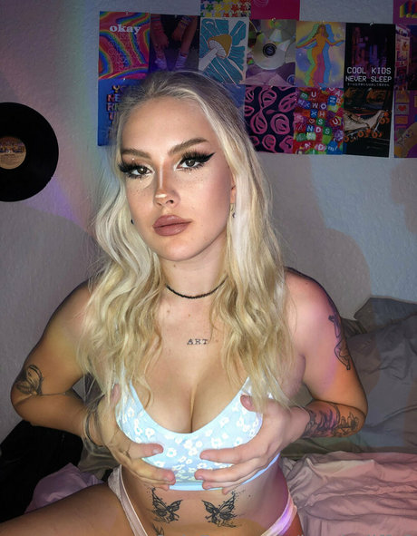 ブロンドビキニOnlyFans ホット 写真