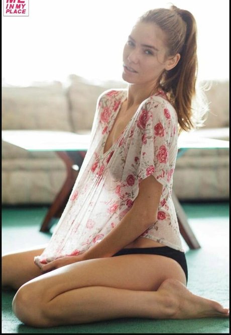 Me In My Place ホットスター 画像