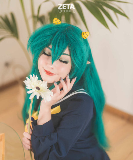 曲線美のラテン系オンリーファンズ 美しい 画像