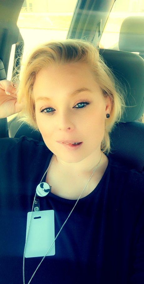 巨乳の熟女オンリーファンズ ホットヌード 写真