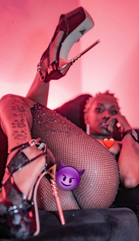 Lowkey かわいいポルノスター 写真