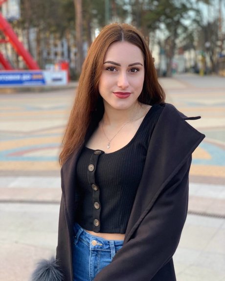 Anastasiia Mirzaeva アートモデル 写真