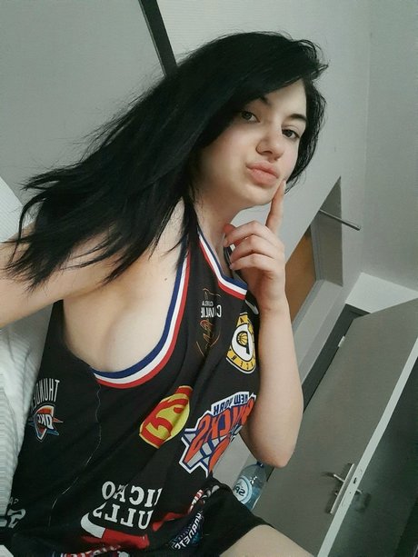 Mia Kralj かわいいポルノスター 画像