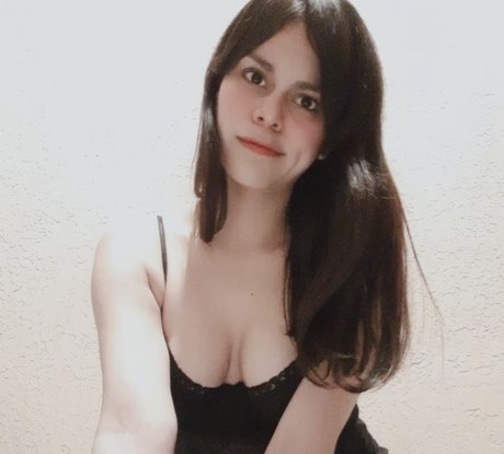 Mon Tolentino セクシー女優 写真
