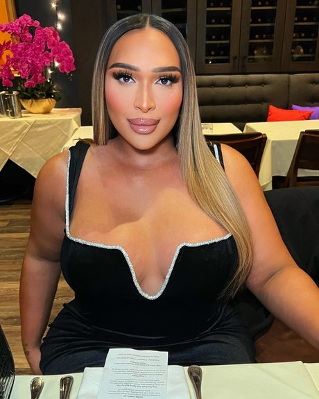 巨大なチンポを持つシーメールオンリーファンズ 無料アダルト ギャラリー