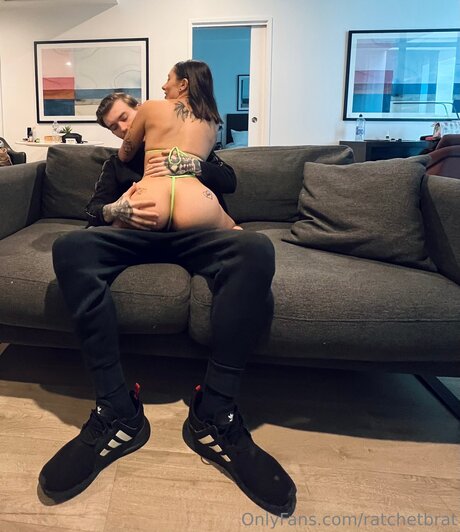 ジンジャートゥインクオンリーファンズ 裸 写真