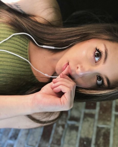 毛深い足のOnlyFans 無料ヌード ギャラリー