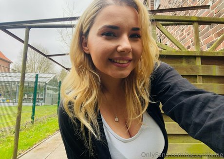 alessadivine セクシー女優 写真