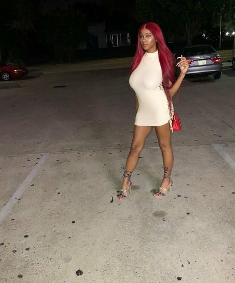 ピアス乳首オンリーファンズ 美しい裸 写真