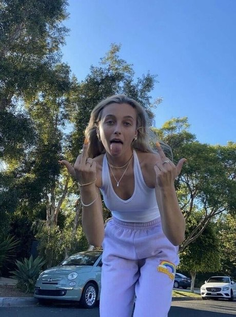Emma Chamberlain ポルノスター 素敵 アーカイブ