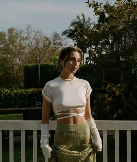 Emma Chamberlain ポルノモデル 画像