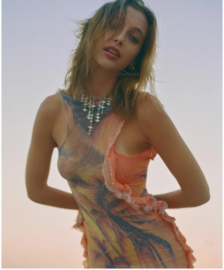 Emma Chamberlain ポルノスター ヌード 画像