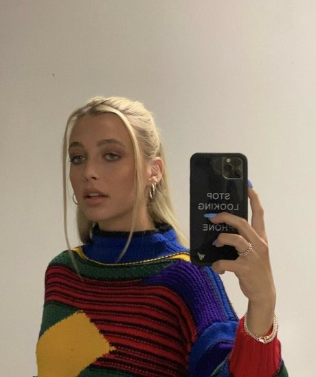 Emma Chamberlain セックスポルノスター 画像