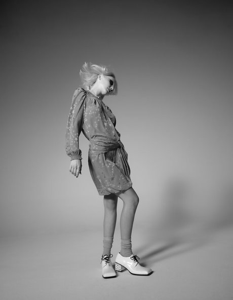 Emma Chamberlain ヌードモデル 画像