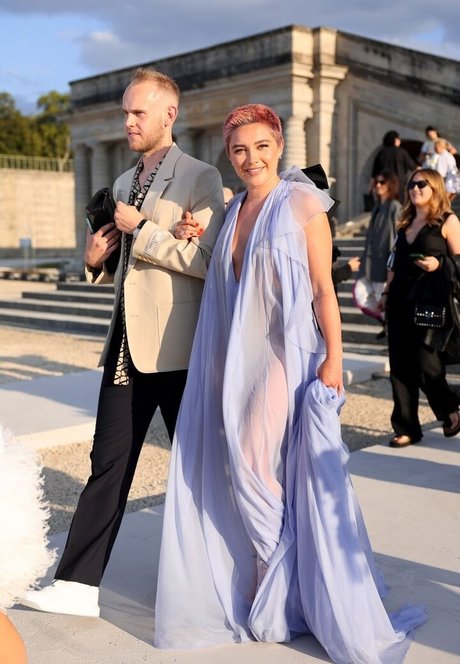 Florence Pugh ヌードのポルノスター 写真