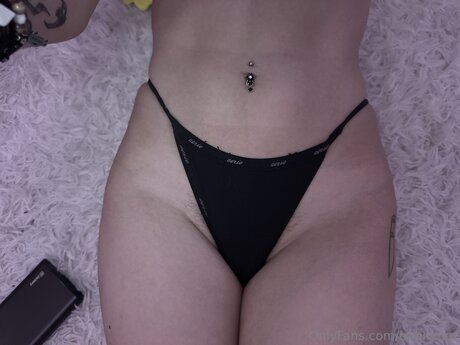 巨大なチンポを持つシーメールオンリーファンズ 美しいポルノ 写真