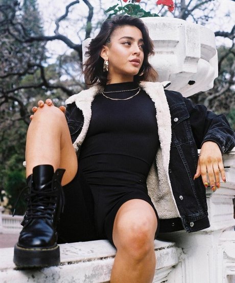 熟女の足オンリーファンズ 無料 写真