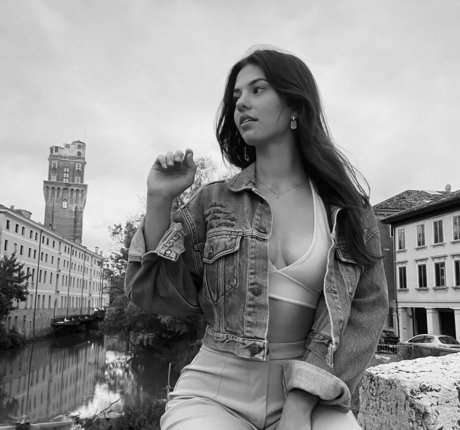 曲線美のラテン系オンリーファンズ ヌード 写真