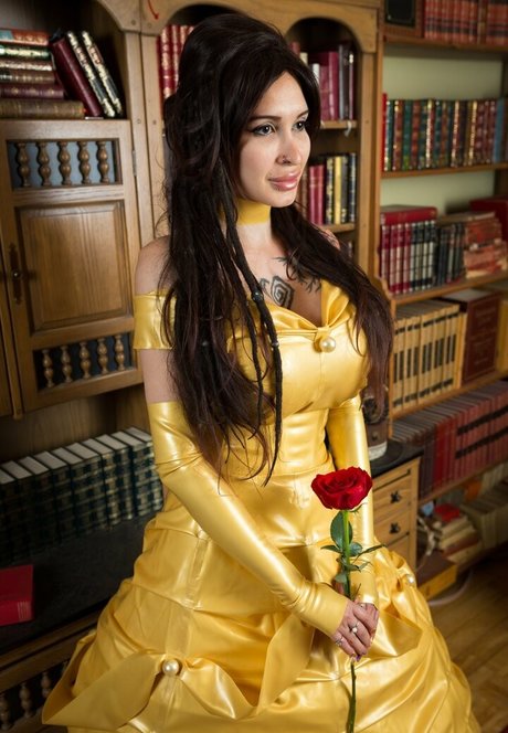 Ariane Saint Amour s ポルノモデル 写真