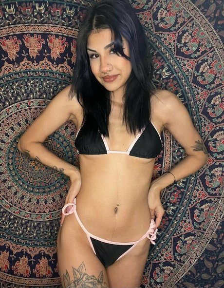 18歳のオンリーファンズ アートヌード 写真