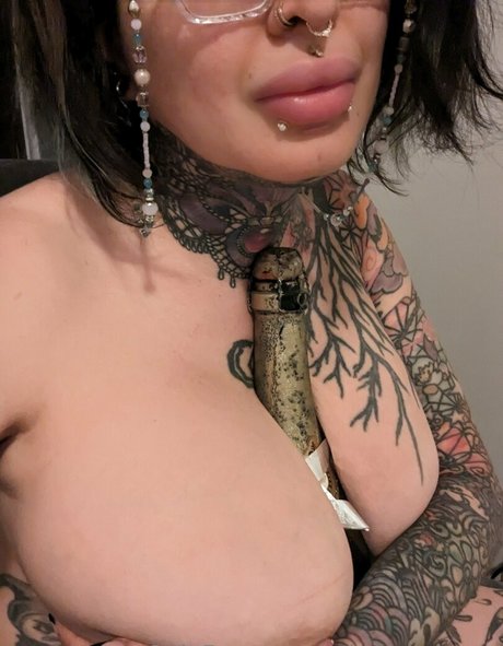 フェイシャルオンリーファンズ セクシーヌード 写真