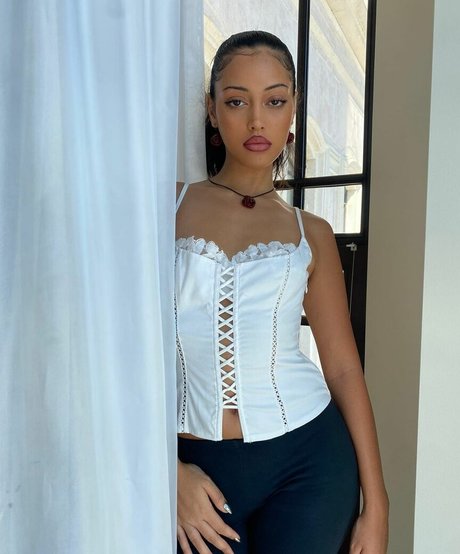 背が高くて巨乳のOnlyFans セクシーヌード 画像