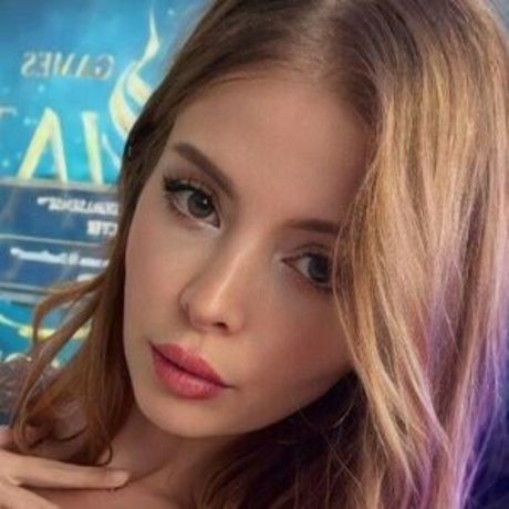 Einifox スター 裸 画像