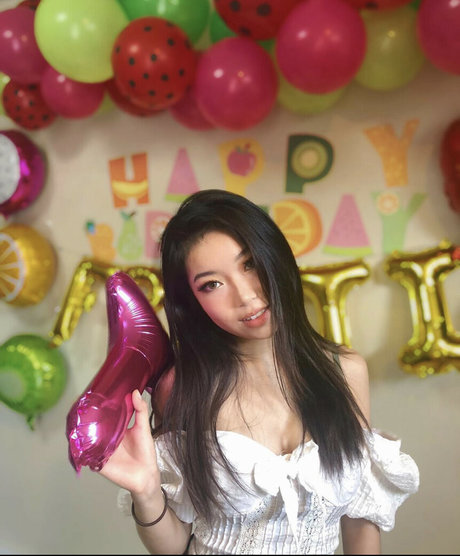 お金 オンリーファンズ ホットヌード 写真