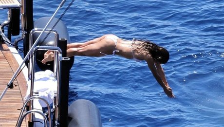 金髪ニューハーフオンリーファンズ ホット裸 写真