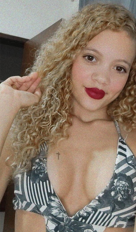 Yasmin Alves ヌードスター 写真