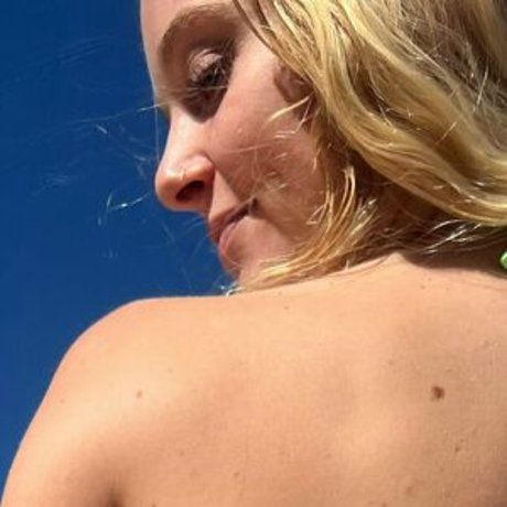 大学生カップルのオンリーファンズ アート裸 画像