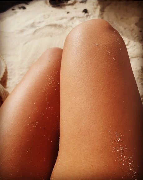 毛深い足のOnlyFans 無料ヌード ギャラリー