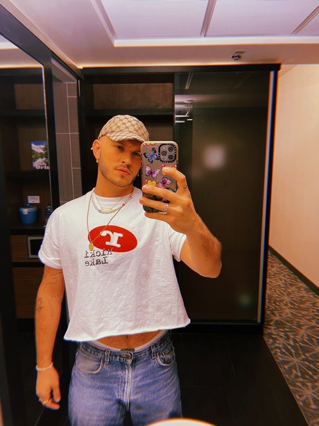 男性TikTokスターOnlyFans ポルノグラフィック 画像