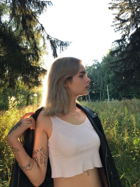 _Blonde Bitch_ 独占スター ギャラリー